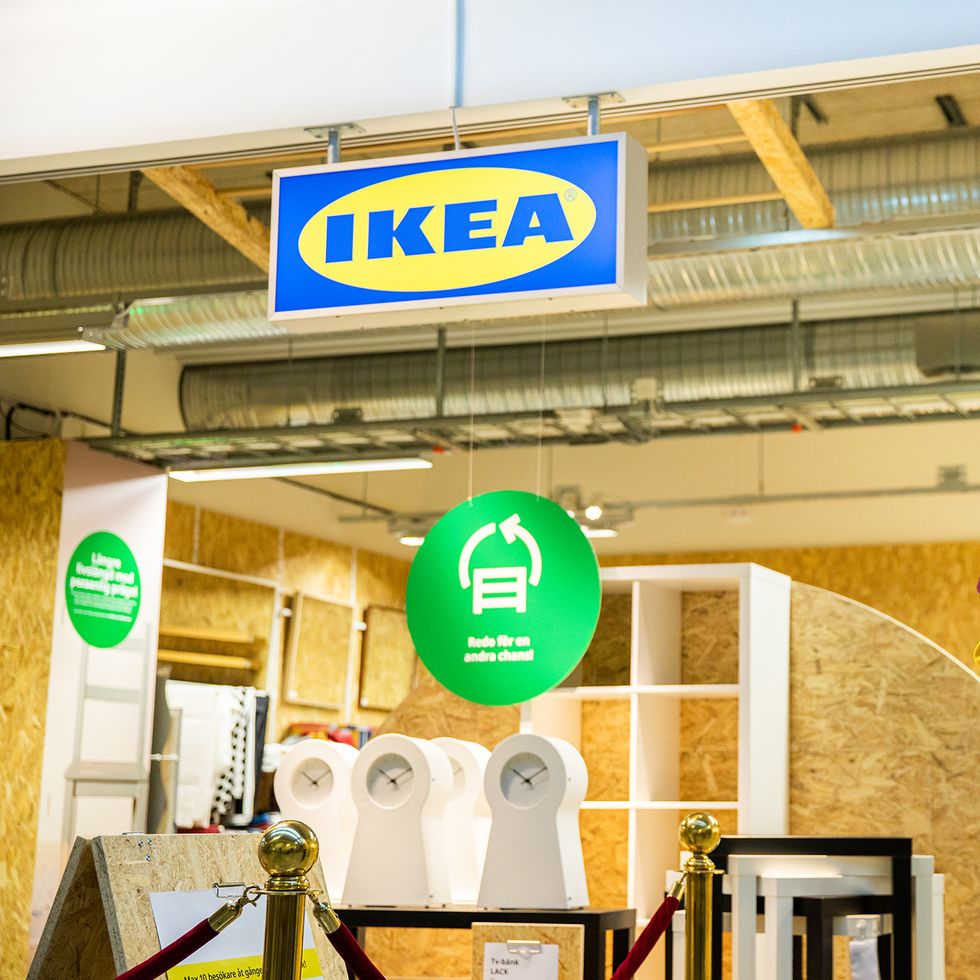 Una mano en la tienda online de IKEA