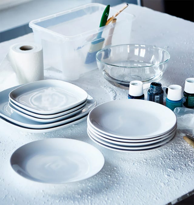 cómo transformar los clásicos platos blancos de ikea con pintura para hacer una vajilla de diseño