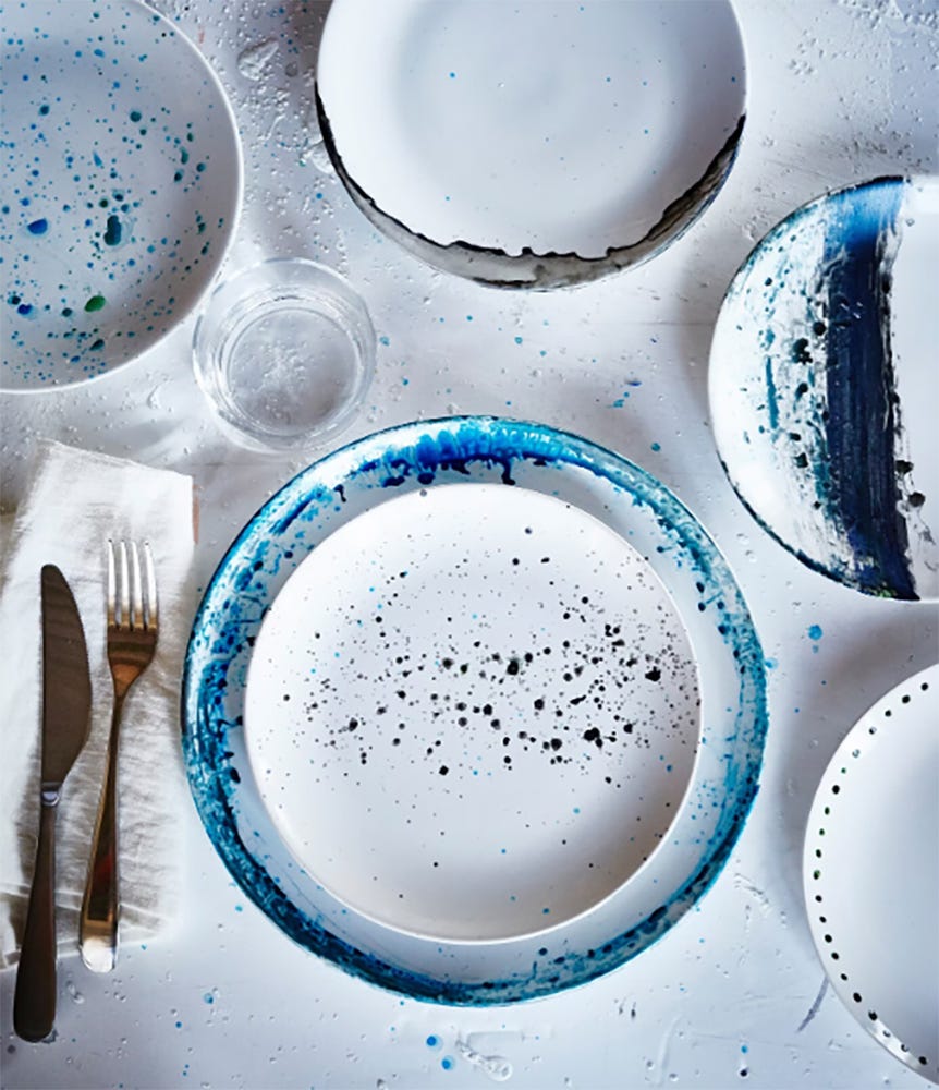 cómo transformar los clásicos platos blancos de ikea con pintura para hacer una vajilla de diseño