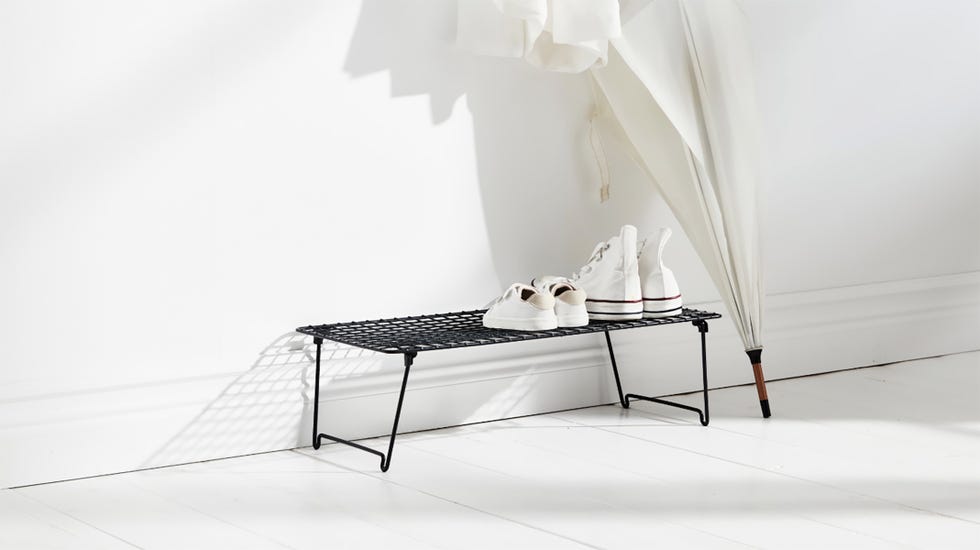 ikea tiene un zapatero minimalista, plegable y barato para organizar los zapatos en el recibidor o el armario