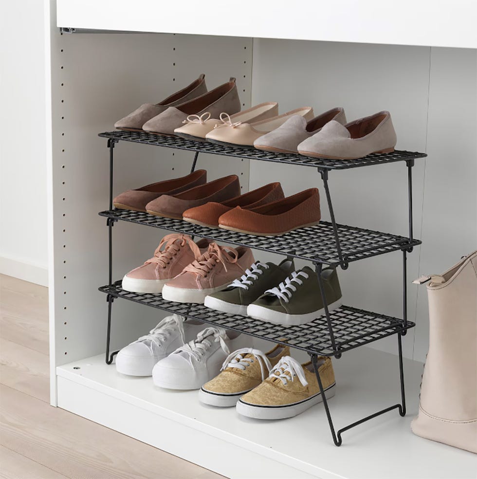 ikea tiene un zapatero minimalista, plegable y barato para organizar los zapatos en el recibidor o el armario