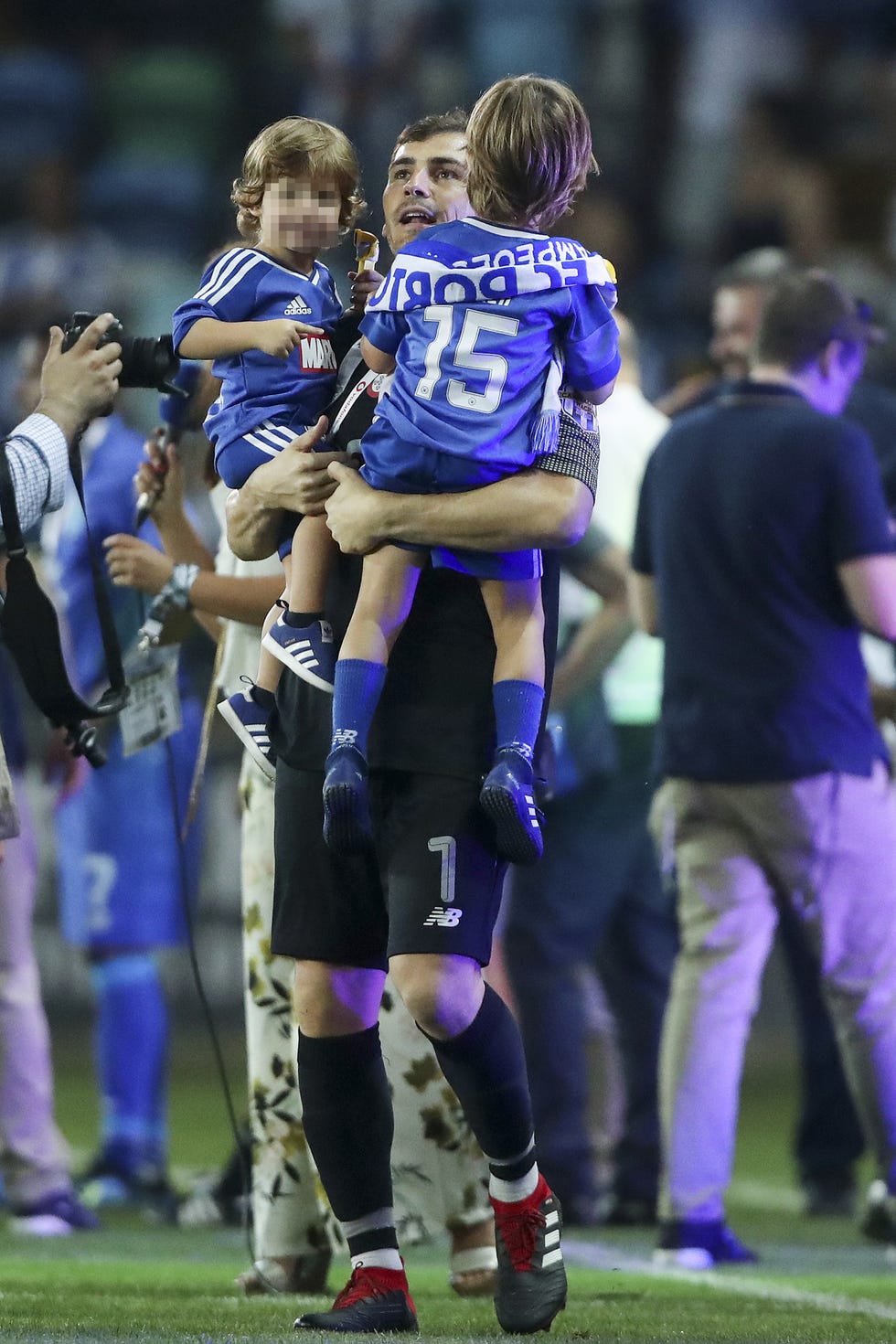 *SARA E IKER CELEBRAN CON SUS HIJOS LA SUPERCOPA CONSEGUIDA CON EL OPORTO