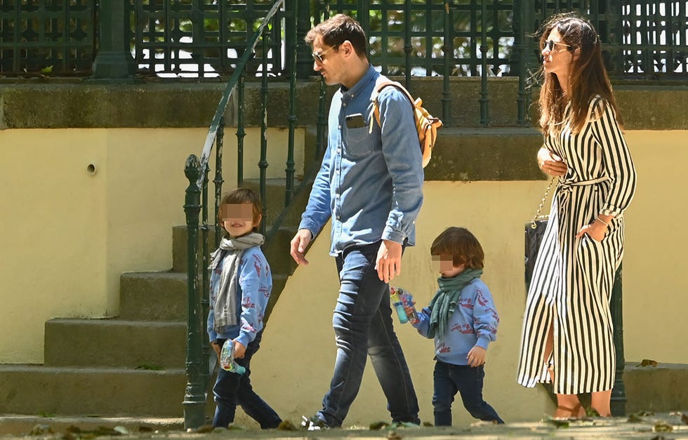 iker casillas con sara carbonero y sus hijos