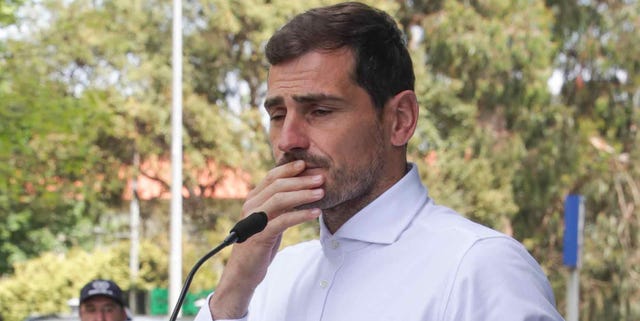 Iker Casillas sale del hospital Iker Casillas sale del hospital