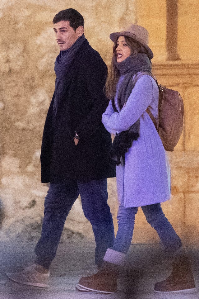 iker y sara paseando por la calle
