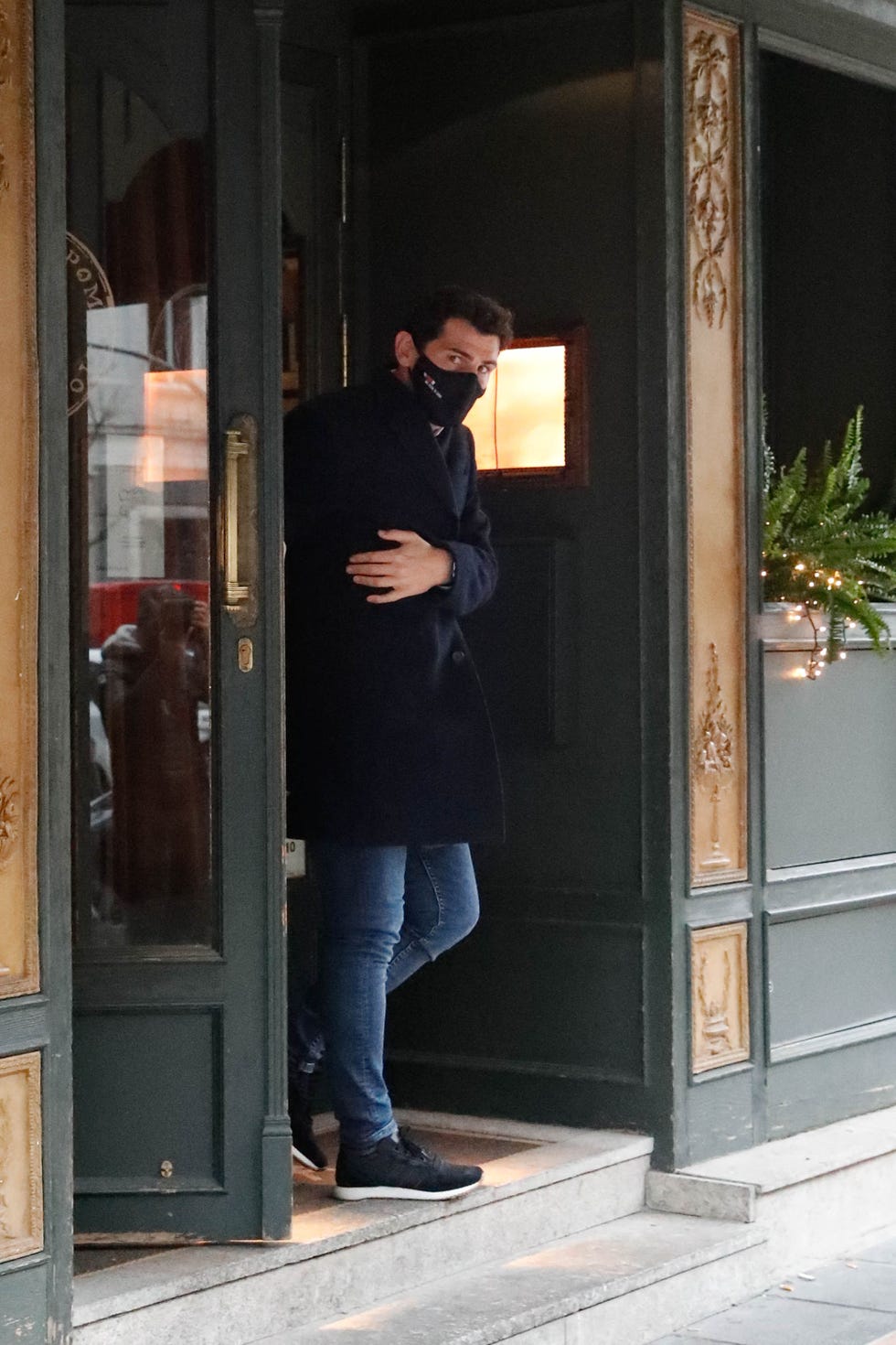 iker casillas sale de un restaurante de madrid donde comió con isabel jiménez y sara carbonero