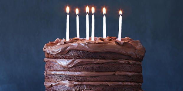 Perché spegnere le candeline sulla torta di compleanno è deleterio