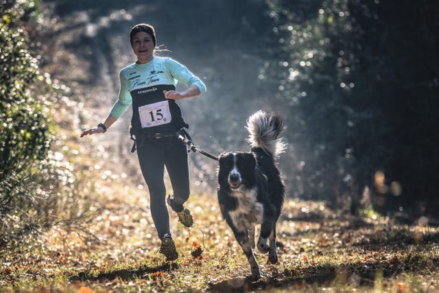 donna corre con il cane