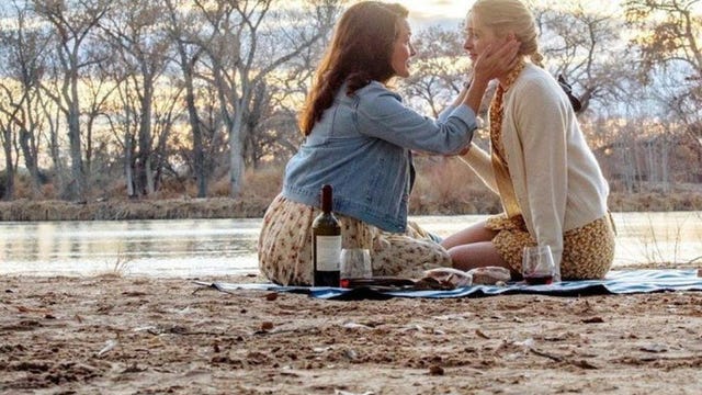 dos mujeres sentadas se miran frente a frente