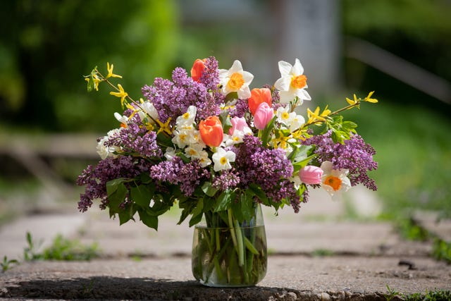 Make Mom a Gorgeous Flower Arrangement for Mother's Day