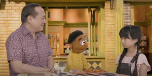 子供向け教育番組として長年人気を集める傍ら、多様性について焦点を当てたエピソードを発表するなどして度々注目を集めている﻿﻿『セサミストリート』。今回、反アジアンヘイトをテーマとしたエピソードが公開され、現地メディアを中心に話題に。