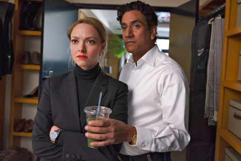 amanda seyfriend as elizabeth holmes and naveen andrews as sunny balwani in hulu's ﻿the dropout