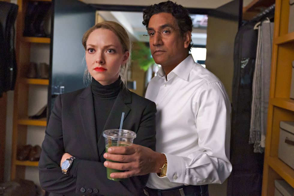 amanda seyfriend as elizabeth holmes and naveen andrews as sunny balwani in hulu's ﻿the dropout