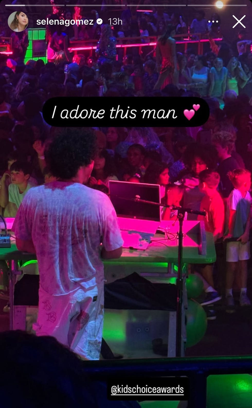 ein DJ, der bei einer Veranstaltung mit lebhaftem Publikum auftritt