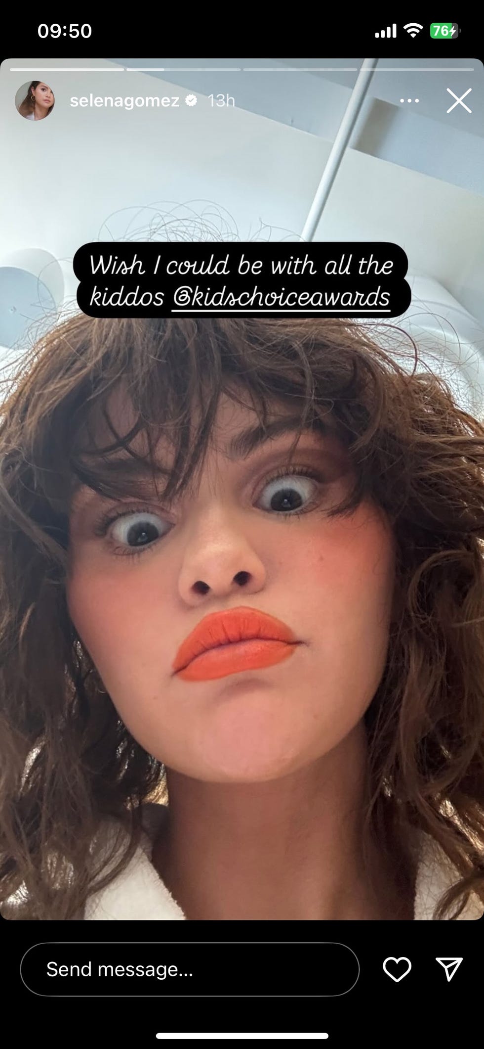 selena gomez pokazuje swoje falowane loki