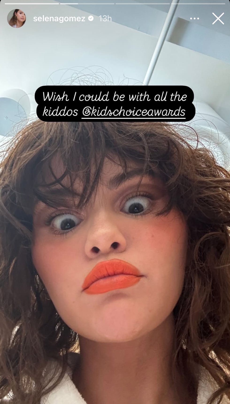 Selena Gomez exibindo seu lob ondulado