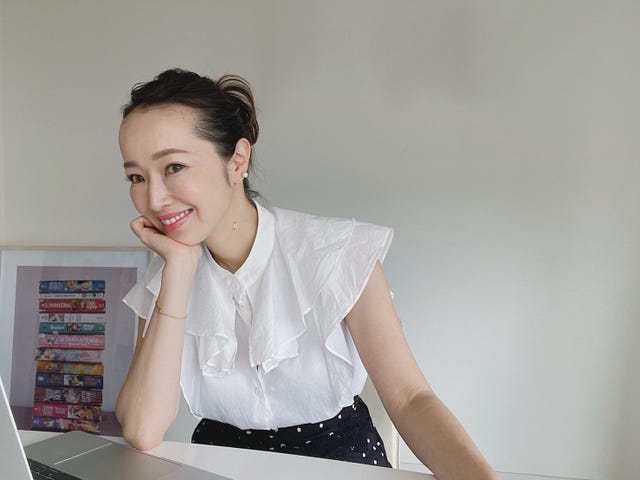 翁安芸 × DESIGNWORKS コラボ　オーガンジーフロントプリーツブラウス デザインワークス 翁安芸 ブラウス ホワイト （DESIGNWORKS