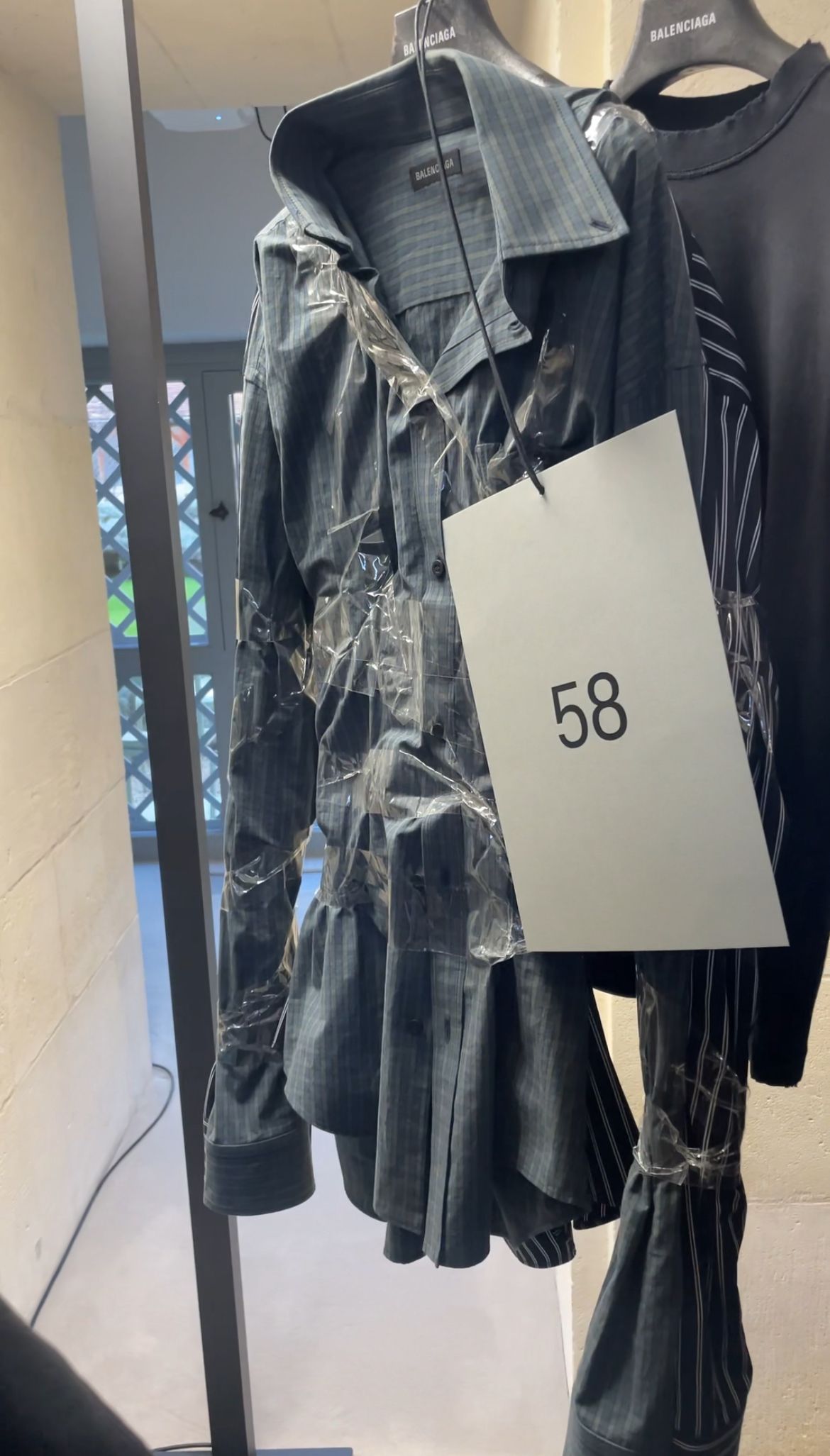 BALENCIAGA ドレス 山積みのブラで作られたドレス！ モード愛を再熱させる