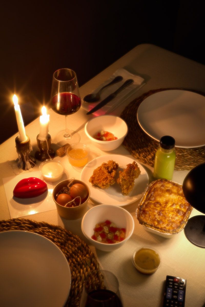 mesa con velas y menú de dabiz muñoz