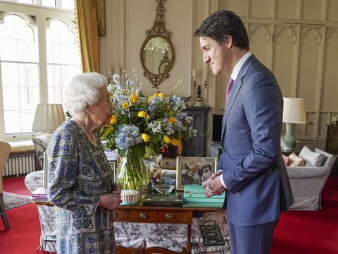 queen meets with justin trudeau