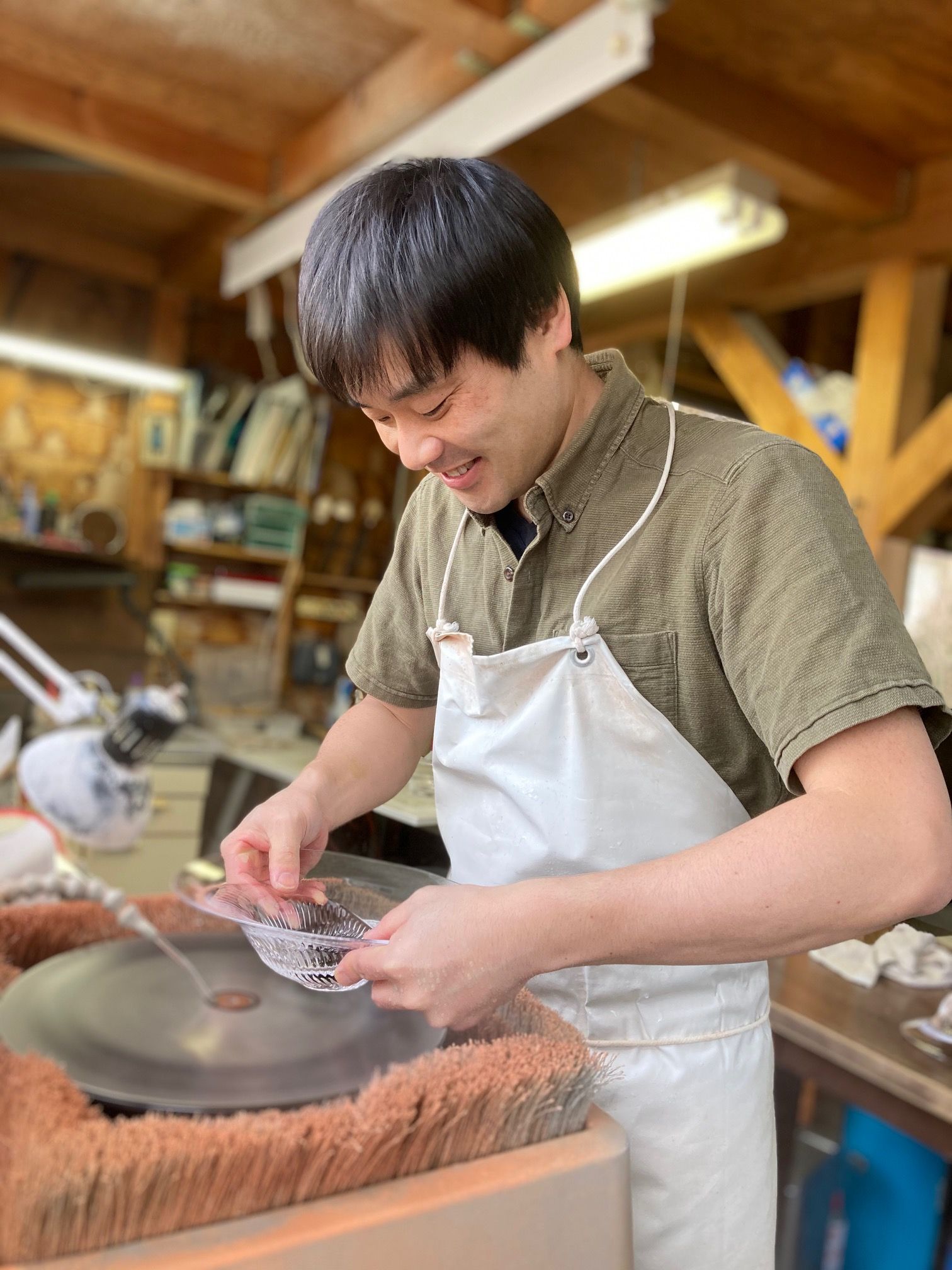 ガラス作家・杉江智さん｜揺らぎ艶めく伸びやかなフォルム