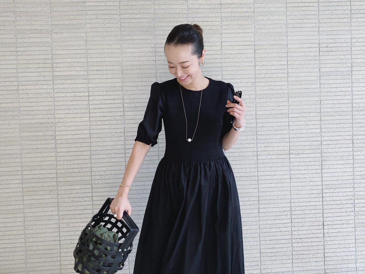翁 安芸さんのファッションTIPS○華やかな黒ワンピース