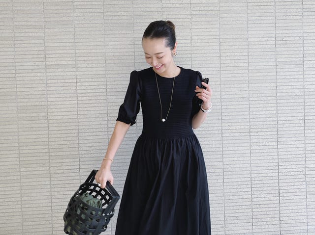 翁 安芸さんのファッションTIPS○華やかな黒ワンピース