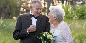 ﻿アメリカ・ネブラスカ州在住のマーヴィンさん（89歳）とルシールさん（81歳）は、今年で結婚60周年を迎える夫婦。そんな二人は、ダイヤモンド婚式を祝うべく、﻿結婚記念日に合わせてフォトグラファーに撮影を依頼することに。その際に夫妻が着用したドレスとタキシードは、なんと60年前の結婚式当時のもの…
