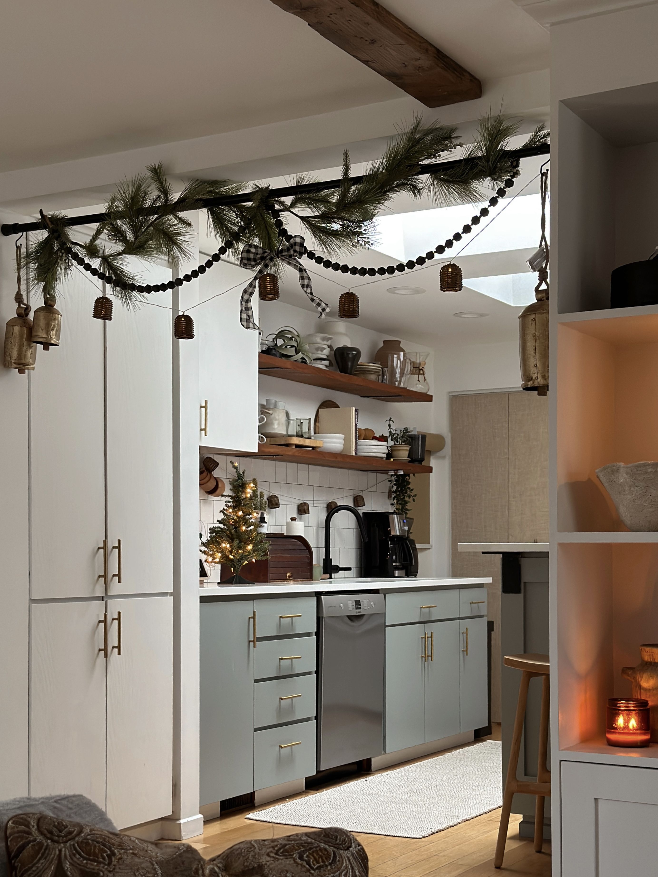 This Life-Changing Hack For Hanging Christmas Garlands Is Taking Over ...