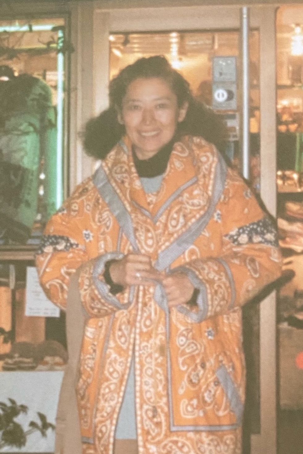 30年以上前のスキー場でのスナップには、いまも愛用している「is」のコート（下の写真）を着てほほ笑む姿が。