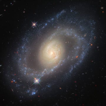 https://i.natgeofe.com/n/0c40dca5-acbe-4288-bfee-c4de05bf1a5e/image_10244e-Mrk-1337.jpg op deze opname van de ruimtetelescoop hubble is het sterrenstelsel markarian 1337 te zien dat zich op zon 120 miljoen lichtjaar van de aarde bevindt in 2006 observeerden astronomen in dit sterrenstelsel een supernova van het type ia waardoor ze weer enkele gegevens konden verzamelen die nodig zijn om te bepalen hoe snel het heelal momenteel uitdijt