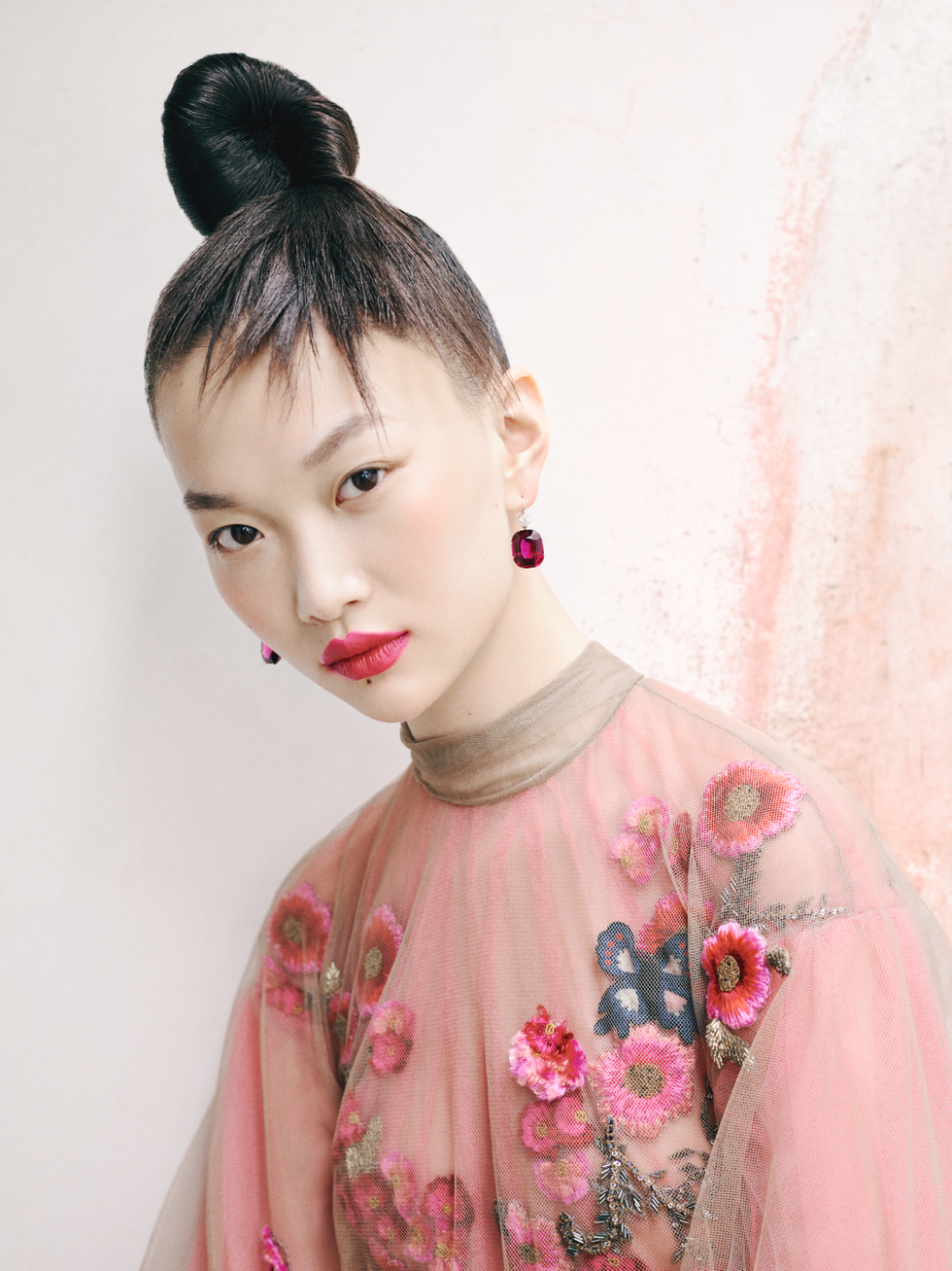 Hair, Face, Hairstyle, Pink, Lip, Kimono, Beauty, Forehead, Bangs, Black hair, 