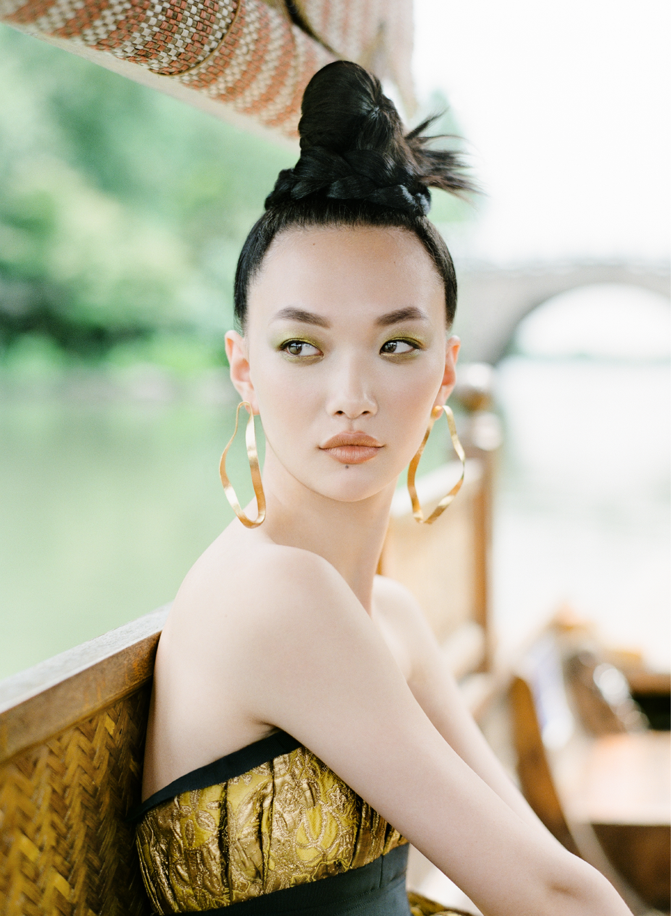 Hair, Face, Hairstyle, Beauty, Skin, Eyebrow, Shoulder, Lip, Fashion, Black hair, 