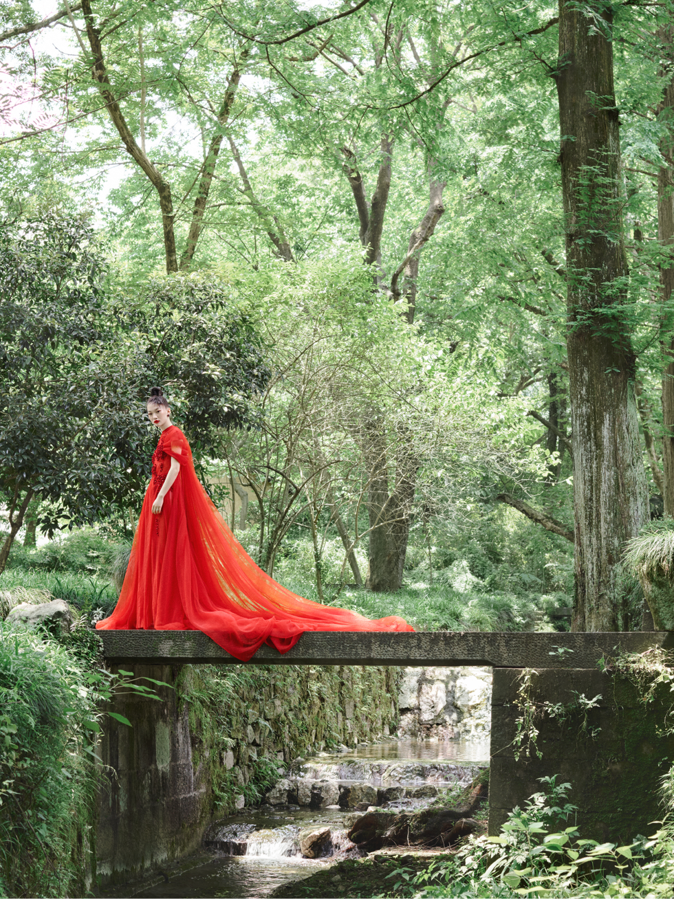 WEDDING RED EMBROIDERED LONG TRAIL GOWN WITH GOLDEN EMBROIDERY --cheohanoi.vn
