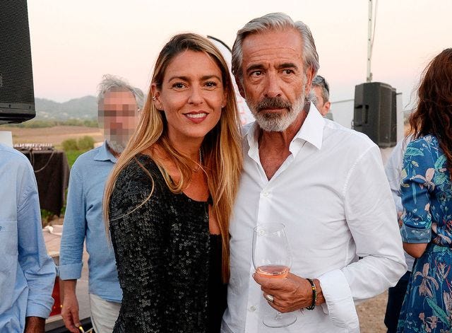 imanol arias e irene meritxell abrazados posando en mallorca
