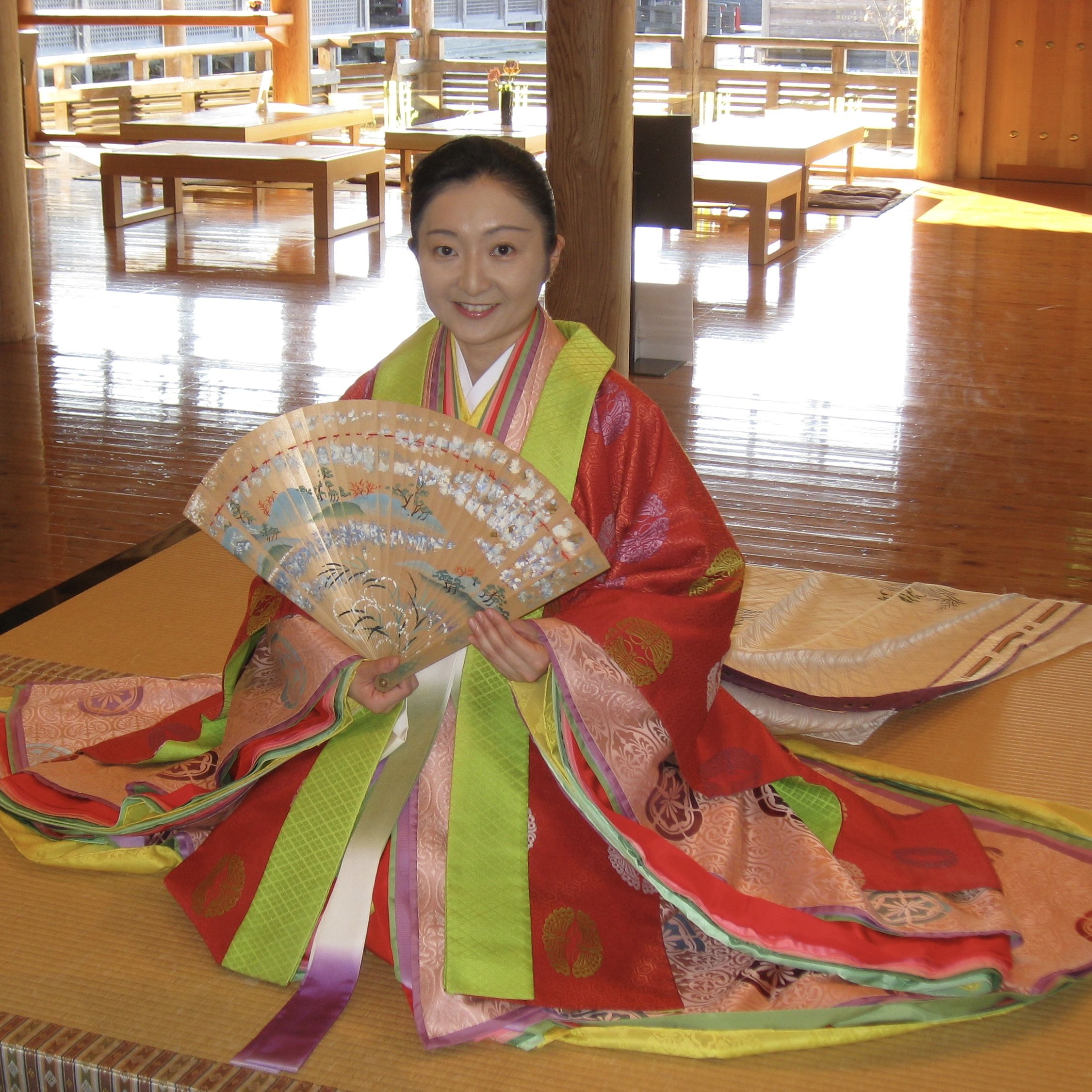 朝香沙都子の着物ダイアリー ｜着物の中の末広がりのフレーム、扇をまとう