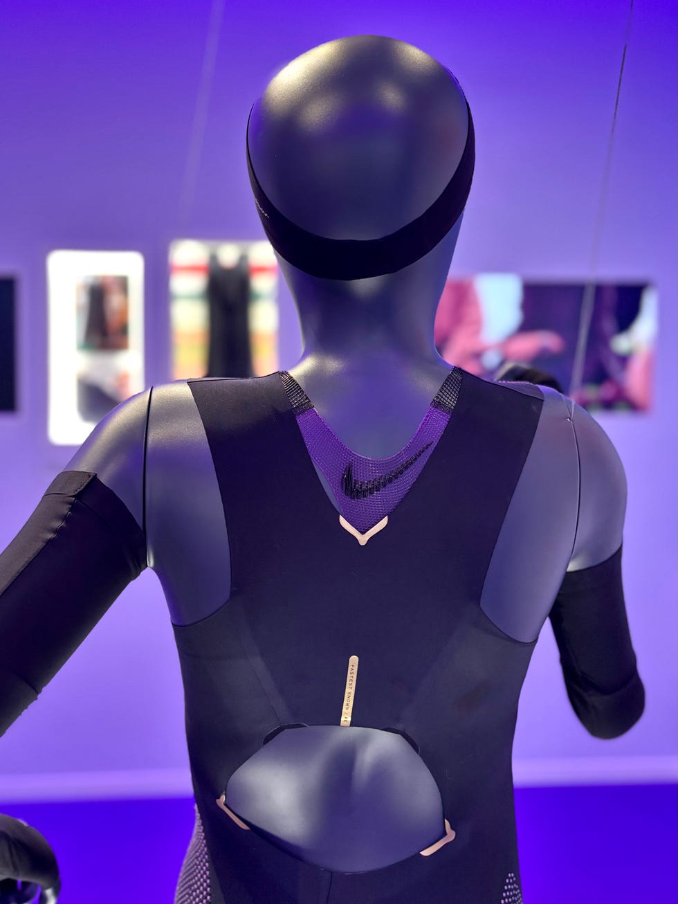 running mannequin wearing nike sportswear