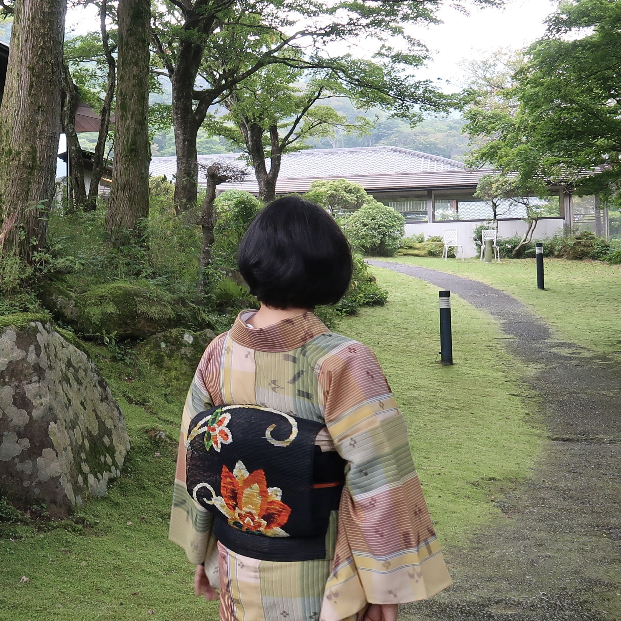 の最新トレンド さらりと涼やかなターコイズグリーンの地に花が