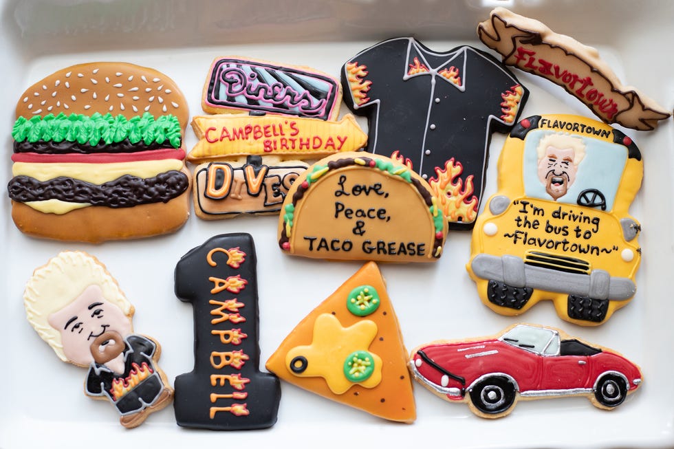 Food, Snack, Baked goods, Junk food, Cookie, Icing, Finger food, Dessert, Royal icing, Cookies and crackers, 