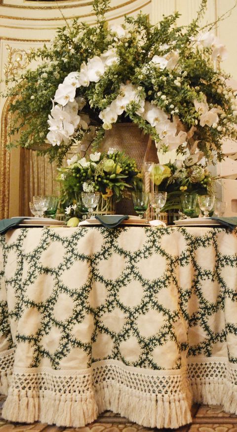 Tablecloth, Centrepiece, Textile, Floral design, Flower, Flower Arranging, Linens, Plant, Home accessories, Room, 