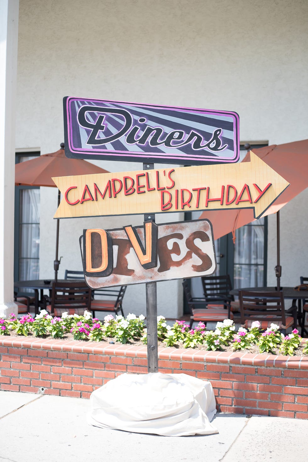 Text, Font, Restaurant, Building, Signage, House, Plant, Vacation, Sign, 