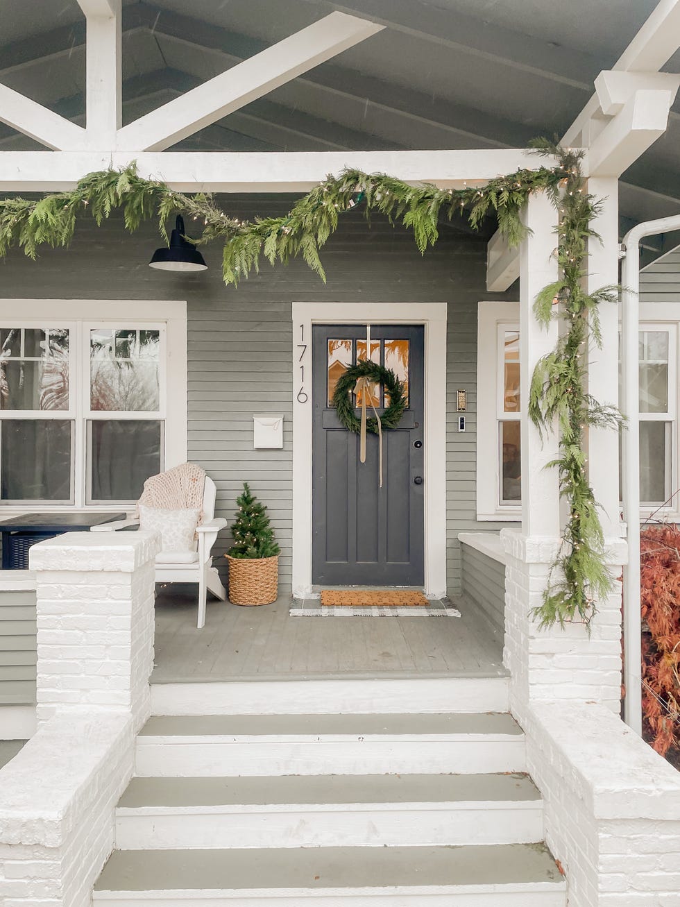 26 DIY Christmas Porch Decoration Ideas to Celebrate the Season