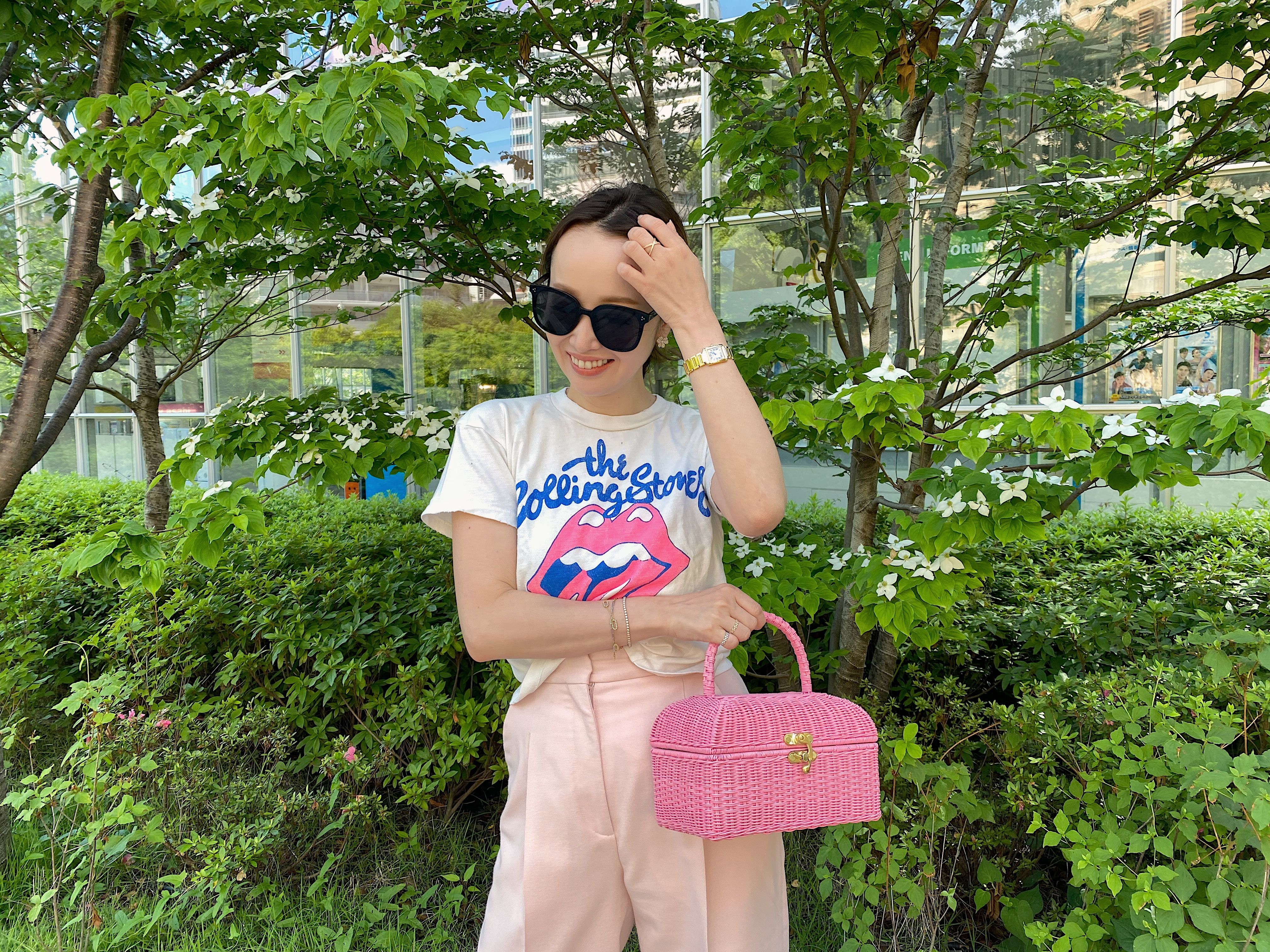 翁安芸さんのファッションTIPS】ヴィンテージライクなピンクのかごバッグ