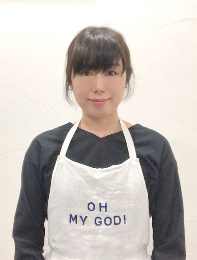 Clothing, Hairstyle, Sleeve, Shoulder, Joint, Bangs, Apron, Neck, Black hair, Chest, 