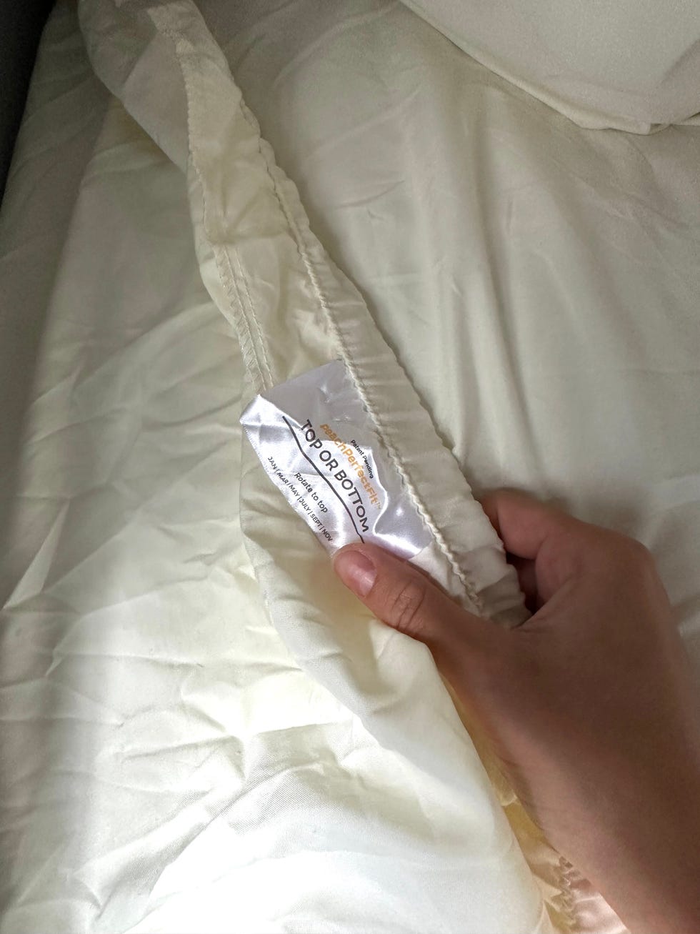 a photo of the peachskinsheets directional tag and elastic fitted sheet band