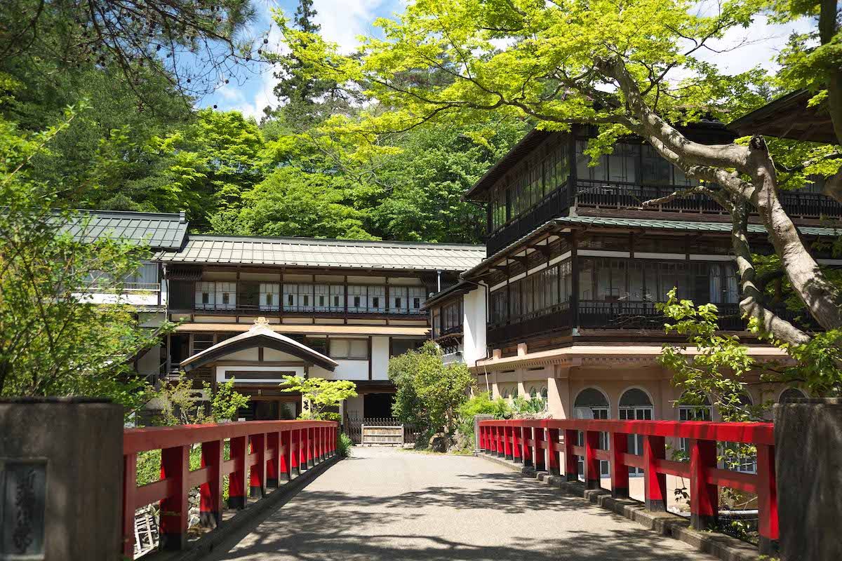 建築で選ぶ、レトロな温泉宿 【保存版】｜ELLE DECOR［エル・デコ］