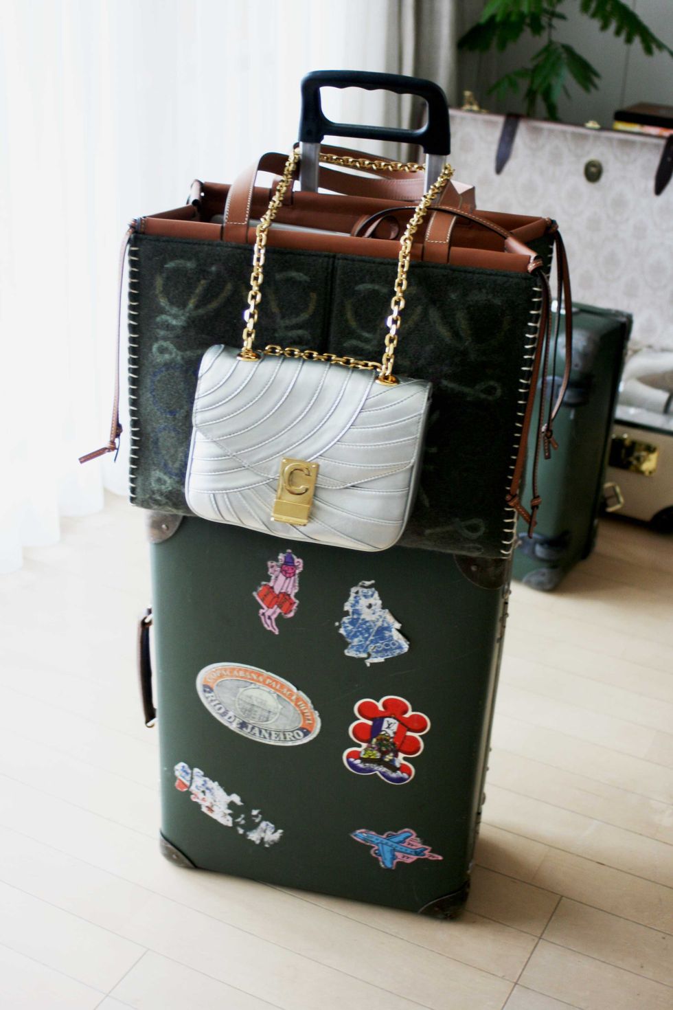 Bag, Hand luggage, Baggage, Luggage and bags, Fashion accessory, Handbag, Material property, Suitcase, 