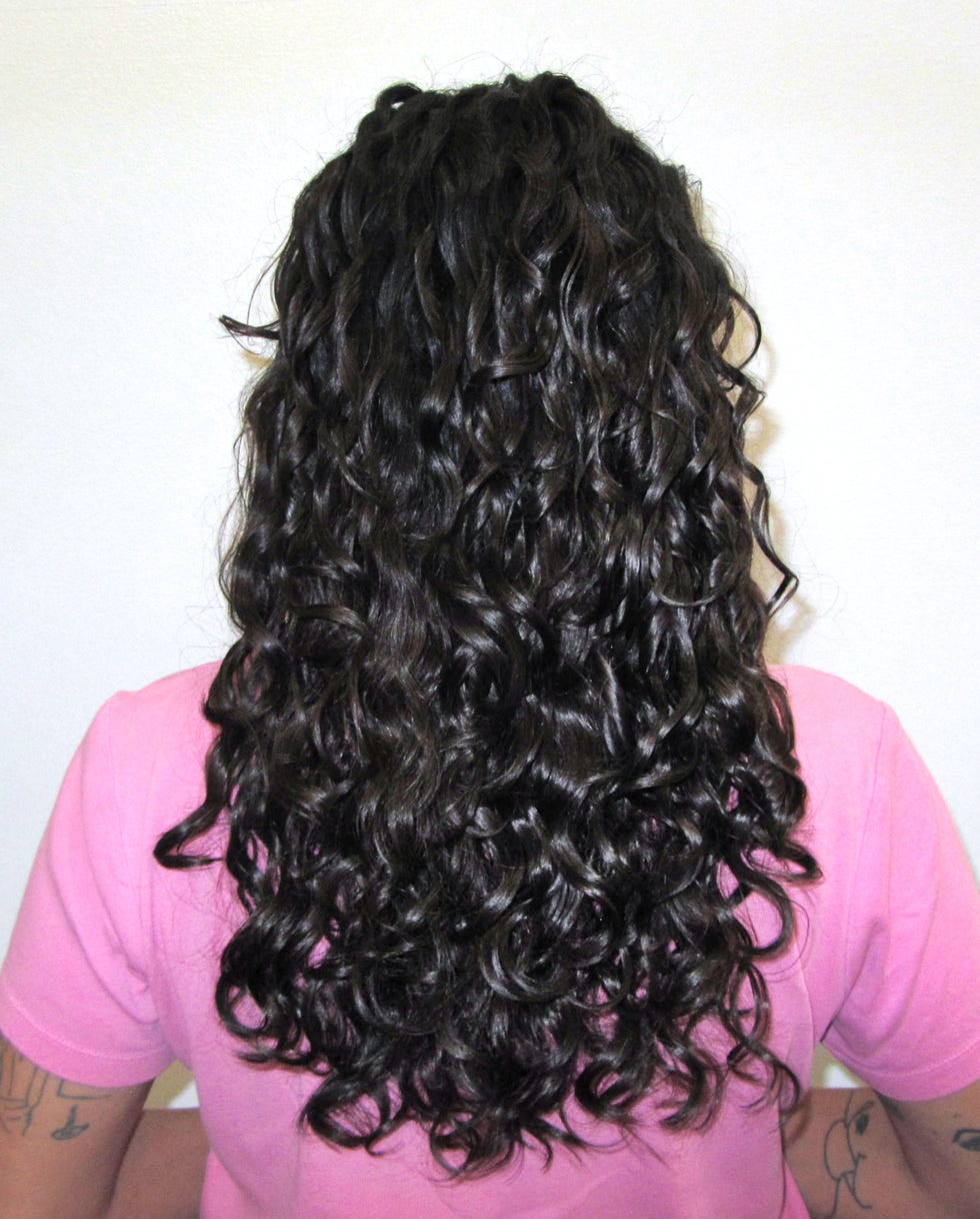 cabelo cacheado de Leah depois
