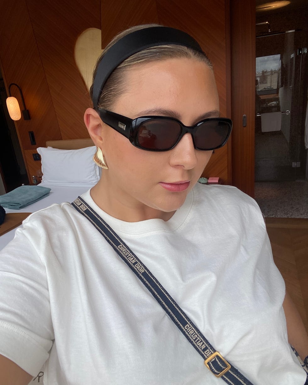 una persona con gafas de sol