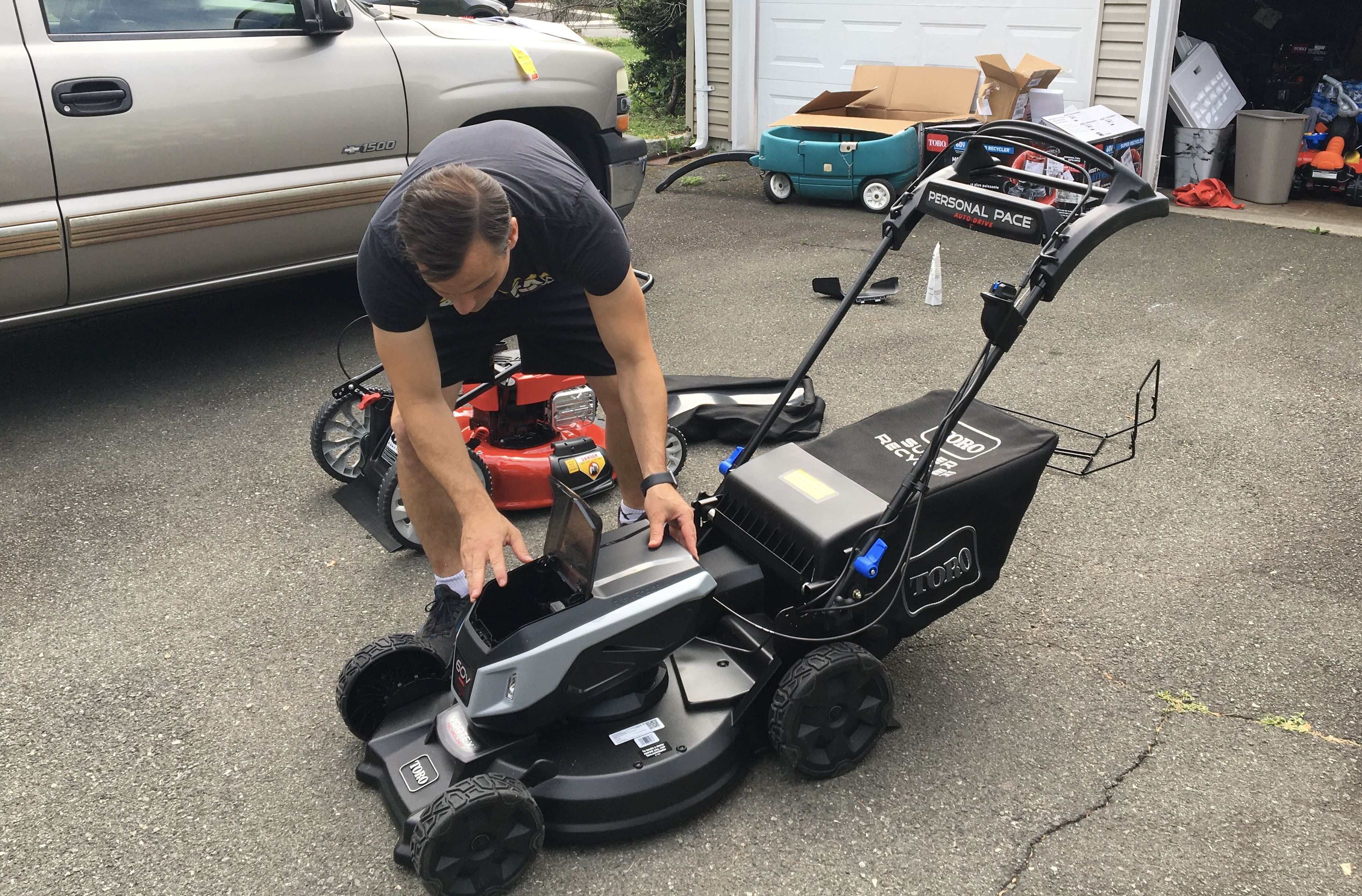 Cordless electric lawn mower deals with roller